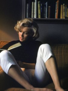 MarilynMonroe reads
