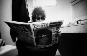 Bob Dylan reading Disc Magazine with Mick Jagger on the cover, 1966