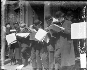 9.Job seekers, men standing in front of the Chicago Daily News building, looking at newspapers