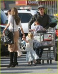 angelina-jolie-brad-pitt-stop-shop-12