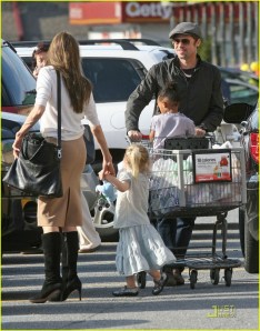 angelina-jolie-brad-pitt-stop-shop-12