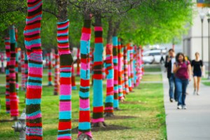 Magda_Sayeg_Yarn_Bombing_-Knitted_Grafitti_02