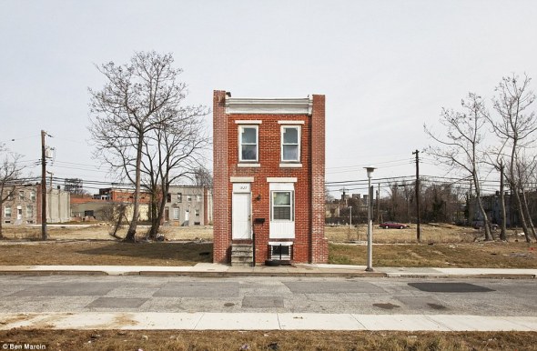 Last house standing. Abandoned row house in Baltimore (Daily Mail)
