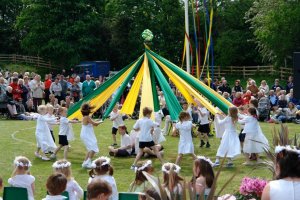 Barwick_Maypole_Dancing