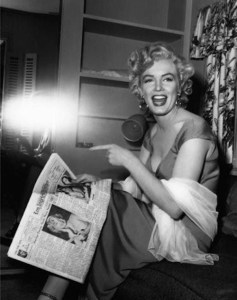 marilyn-monroe-mit-zeitung