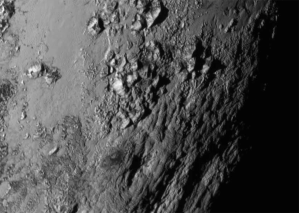 New close-up images of a region near Pluto’s equator reveal a giant surprise: a range of youthful mountains. NASA-JHUAPL-SwRI 