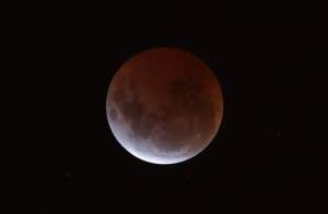 epa04691820 A lunar eclipse is seen from Melbourne, Australia, on Saturday, 04 April 2015. A total lunar eclipse occurs when the moon on its way around the Earth moves through the planet's shadow cast by the sun in opposing position. EPA/DAVID CROSLING AUSTRALIA AND NEW ZEALAND OUT