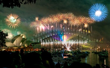 Sydney_habour_bridge_&_opera_house_fireworks_new_year_eve_2008