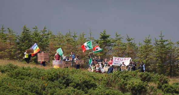 Protesters wave Mexican flags and signs on the road leading into Republican presidential candidate Donald Trump's Trump International Golf Links in Aberdeen, Scotland, June 25, 2016. (Reuters Photo)