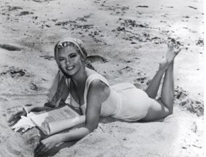 summerjaynereadingonbeach