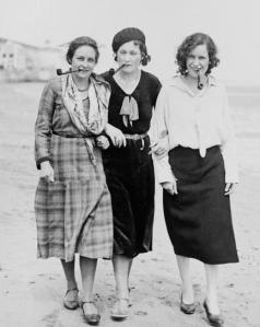 Essas três mulheres não são Rosa Luxemburgo, Simone de Beauvoir e Emma Goldman na praia dos anos 1930