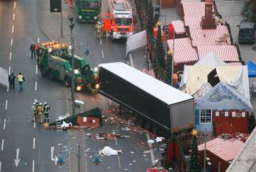 Truck plows into crowded Christmas market in Berlin