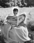 Movie-Stars-Reading-Ava-Gardner-newspaper