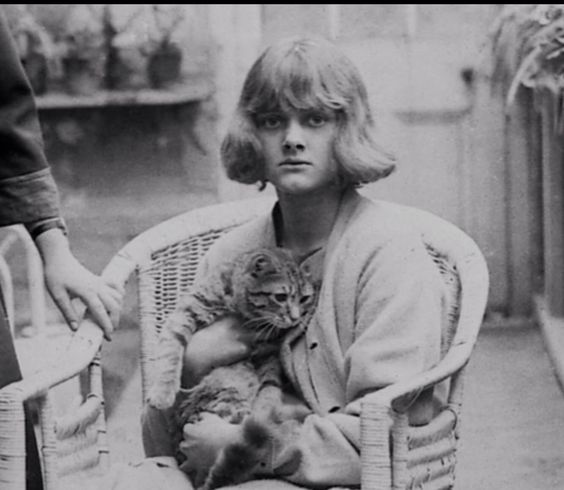 Daphne Du Maurier and cat