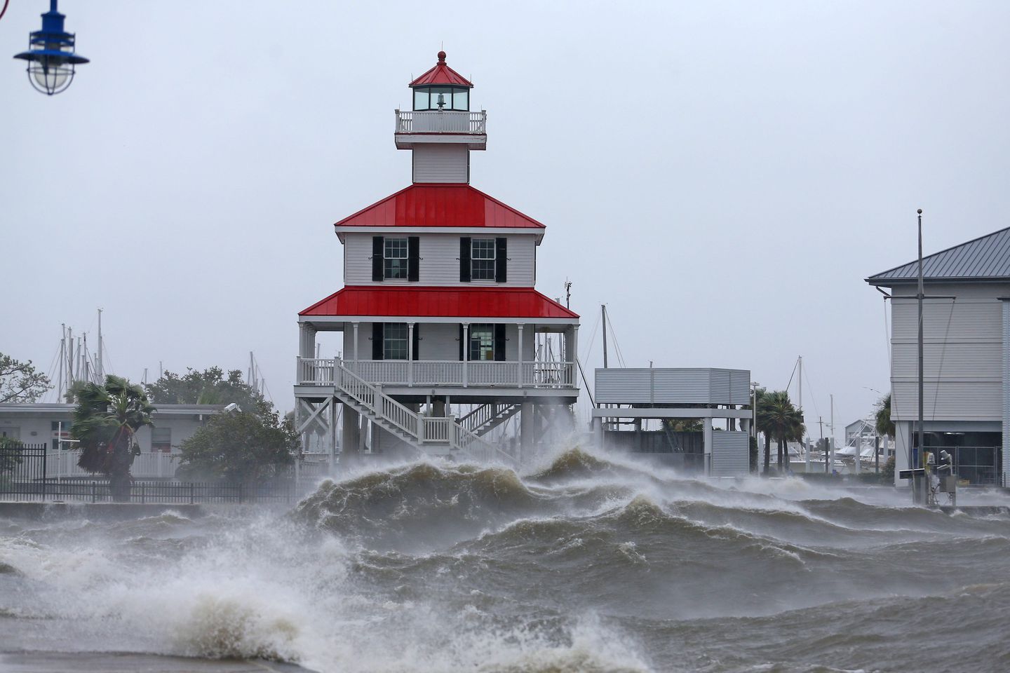Wind, storm surge from Hurricand Ida lansh Louisiana