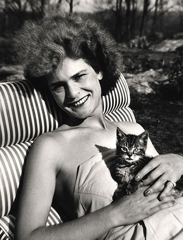 Photographer Margaret Bourke-White with her kitten in 1944