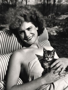 Photographer Margaret Bourke-White with her kitten in 1944