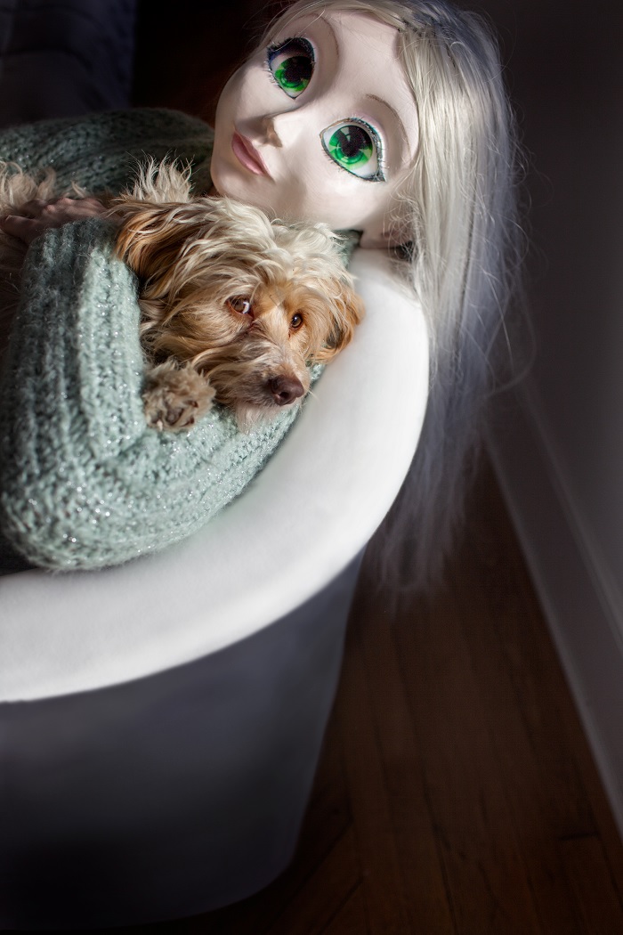 Laurie Simmons, Blonde-Aqua Sweater-Dog (2014).